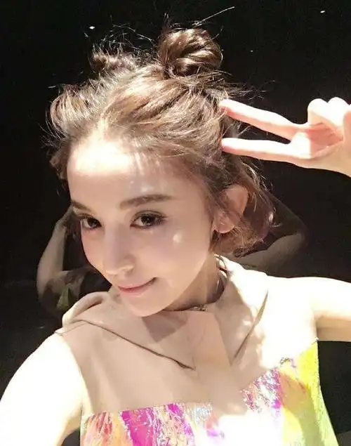 娱乐圈最爱剪刀手自拍的明星 彭于晏刘亦菲唐嫣宋仲基