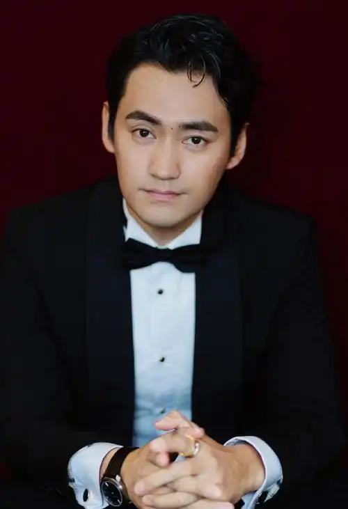 明星图片 大陆 男 袁弘 > 袁弘上海电影节帅气写真图片(4/6)返回首页