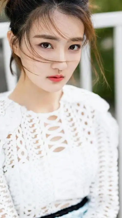 徐璐,1994年12月28日出生于内蒙古呼和浩特,毕业于中国人民解放军艺术