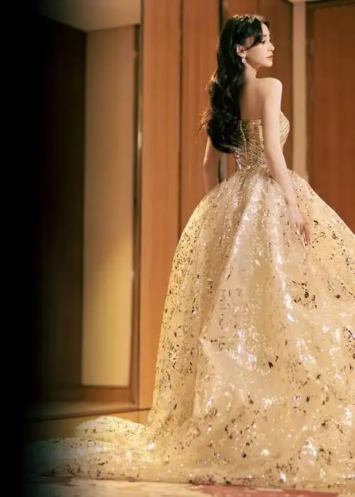 杨颖穿香槟色礼服亮相晚会勾勒绝美曲线优雅浪漫