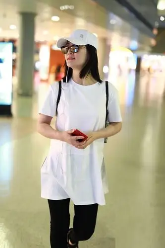 谢娜现身机场 白t恤配黑裤 简单的装扮既干净又舒适