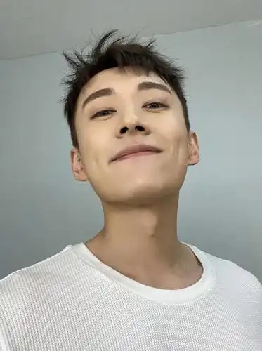 时装官方让刘学义教人表情管理?再现迷之角度丑自拍,粉丝狂晒图