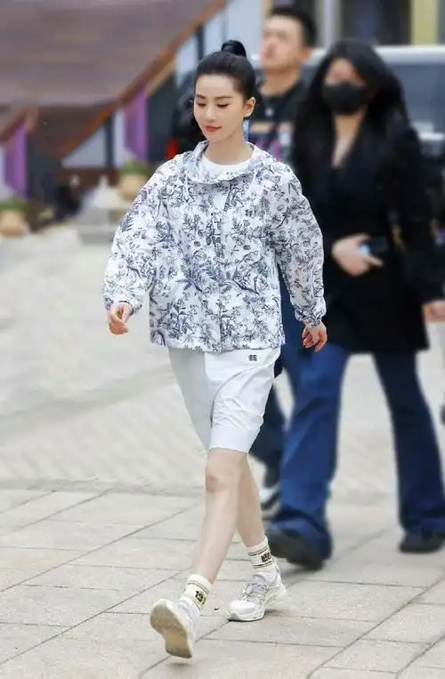 刘诗诗穿搭新造型,轻松驾驭户外风!