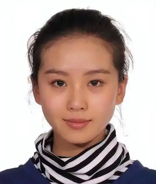 赵丽颖的素颜,皮肤有点出油,脸也没有化妆时显小.