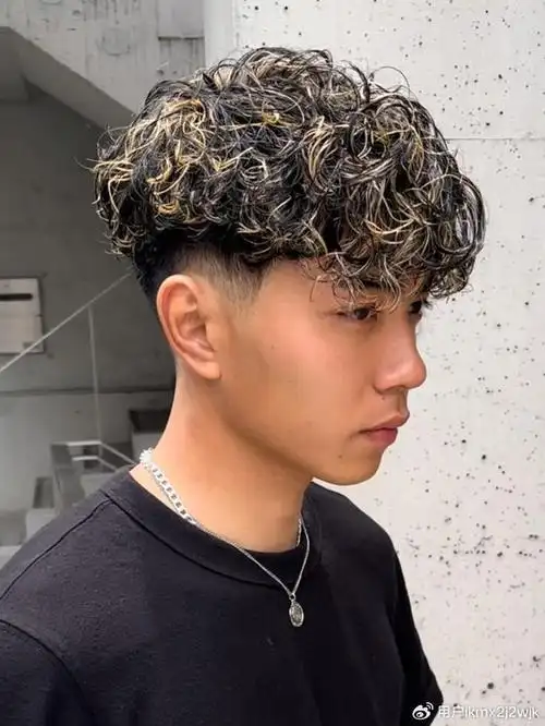 男士发型新风尚:锡纸烫,飞机头,挑染与寸头