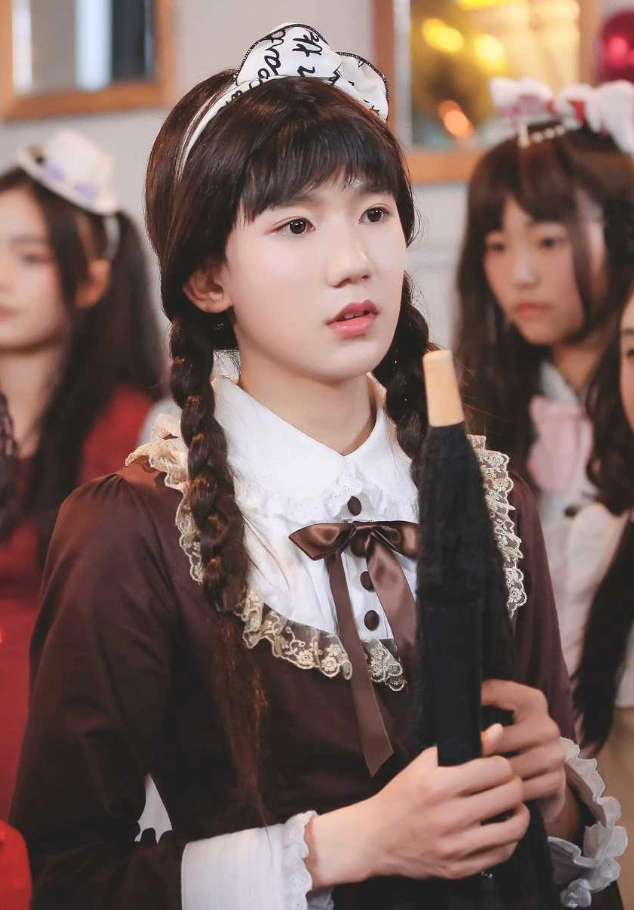 王源"女装扮相"太亮眼!萝莉裙搭配半腿袜,这腿让女生都自叹不如