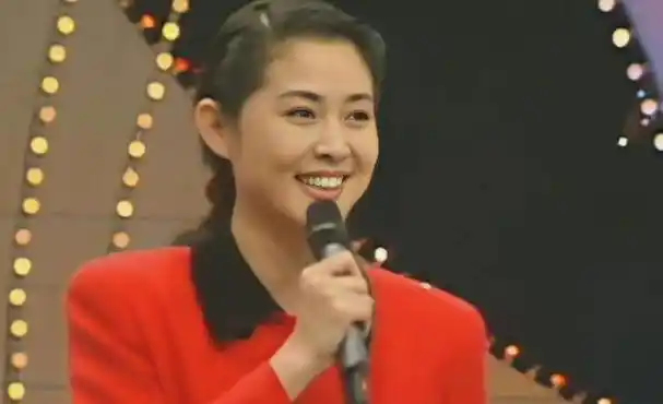 这一次轮到64岁的倪萍变装了新刘姥姥一出观众直呼太尴尬