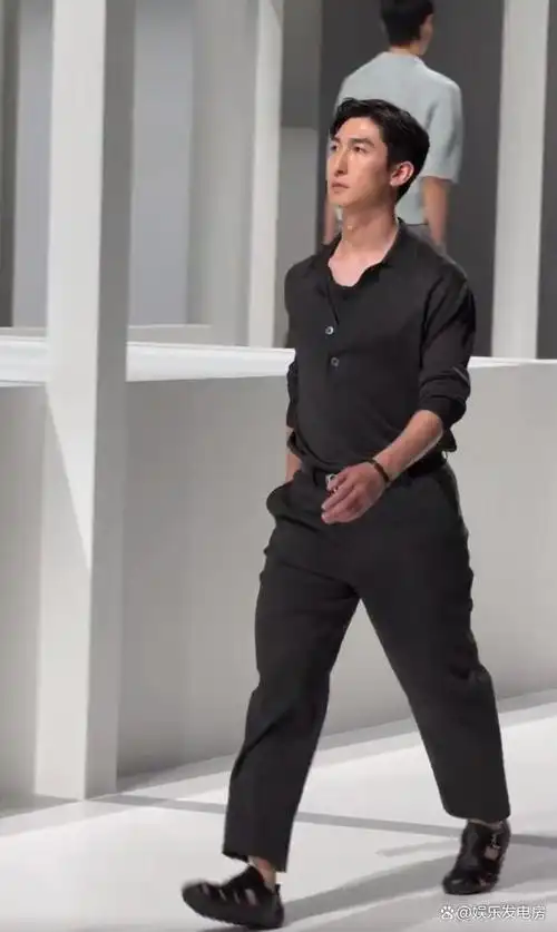 歪嘴翘臀身材五五分男明星这场跨界模特秀网友笑到我了