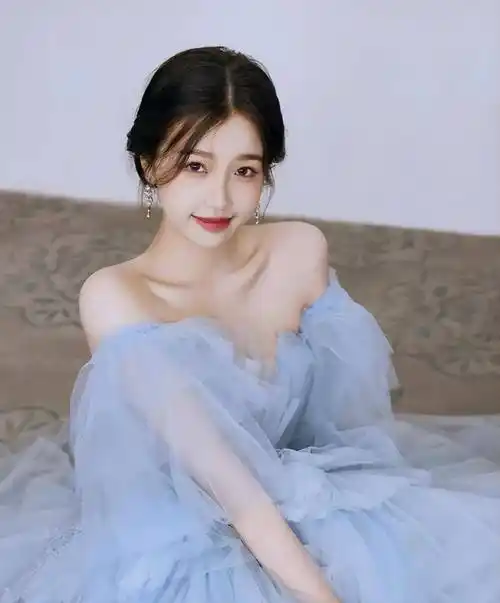 展示了虞书欣的近照,粉色墨镜和西装看起来很可爱!_照片_旅行_电视剧