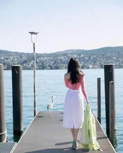 原创刘亦菲晒一年前夏日写真蜜桃粉上衣配白裙背影窈窕如人间宠儿