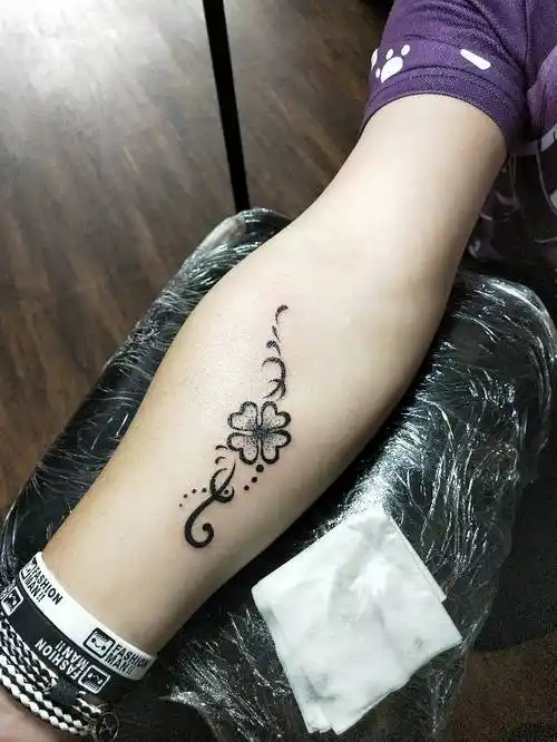 四叶草纹身男最近运气