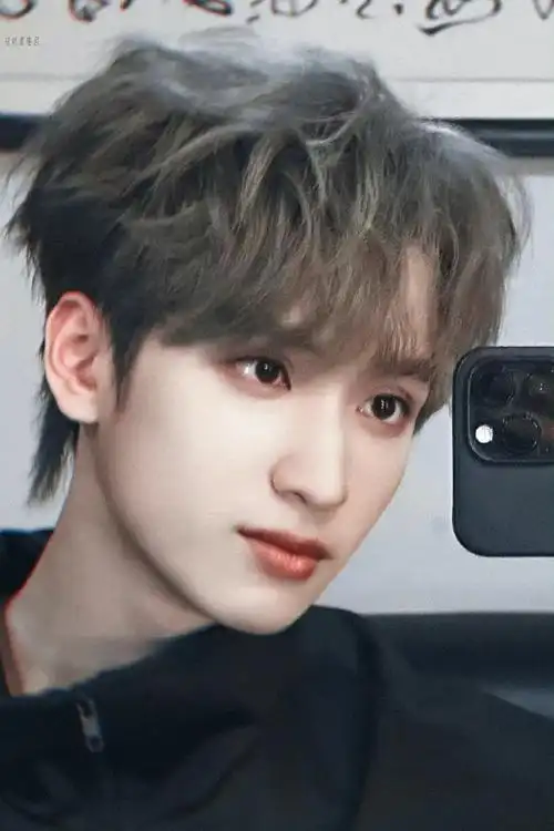 严浩翔深v西装红毯造型##严浩翔微博音乐盛典白金发色造型