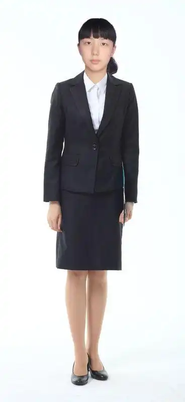 高手帮忙ps成正装半身照!谢谢