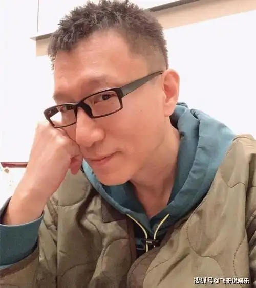 50多岁孙红雷减肥成功,眼睛大下巴尖配上"锡纸烫"发型,网友都说判若