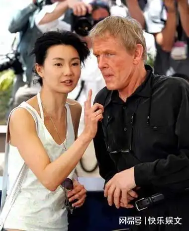 59岁张曼玉暴瘦认不出!身高173cm气质迷人,素颜逛街依然自信