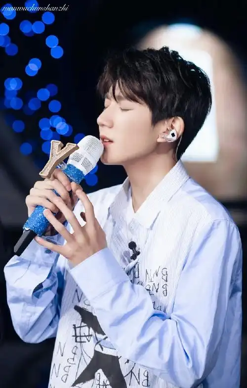 你亲吻话筒的模样太过迷人92@tfboys-王源#王源