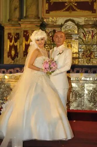 张卫健在圈中是不折不扣的爱妻号,2004年已经跟张茜结婚, 婚后还送赠