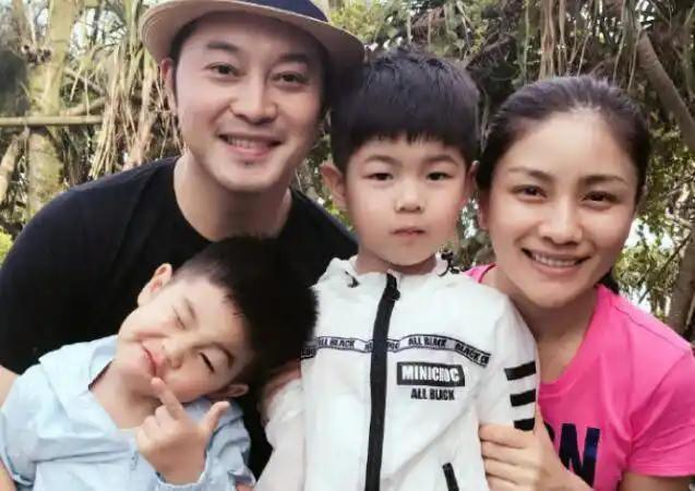 沙溢和胡可一家四口