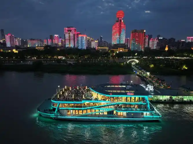 在 "两江晴川"号感受滨海椰韵风情 - 武汉市人民政府门户网站
