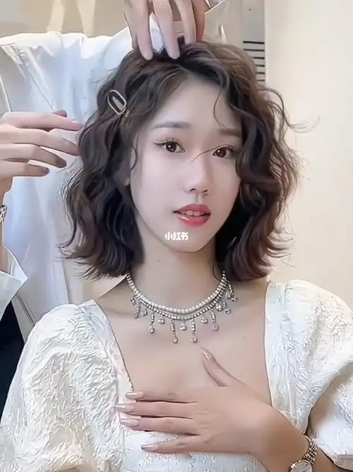 不挑脸型的齐肩短发烫发发型百搭款