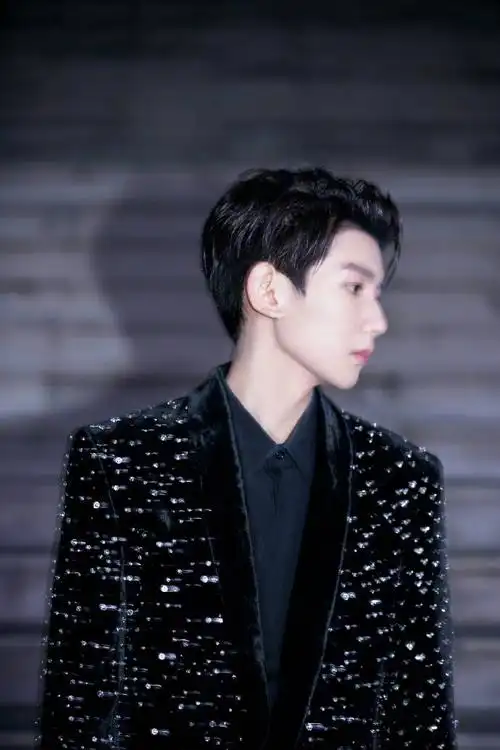 王源身着黑色西装酷劲十足!