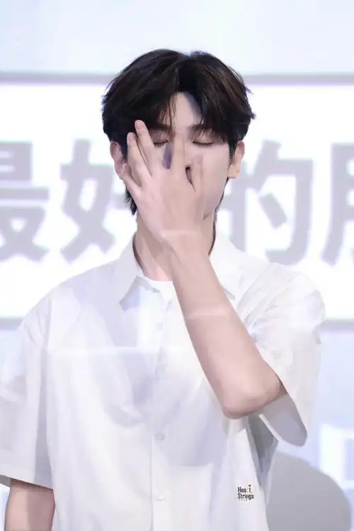 黄明昊校服青春感##黄明昊就不能是我学长吗