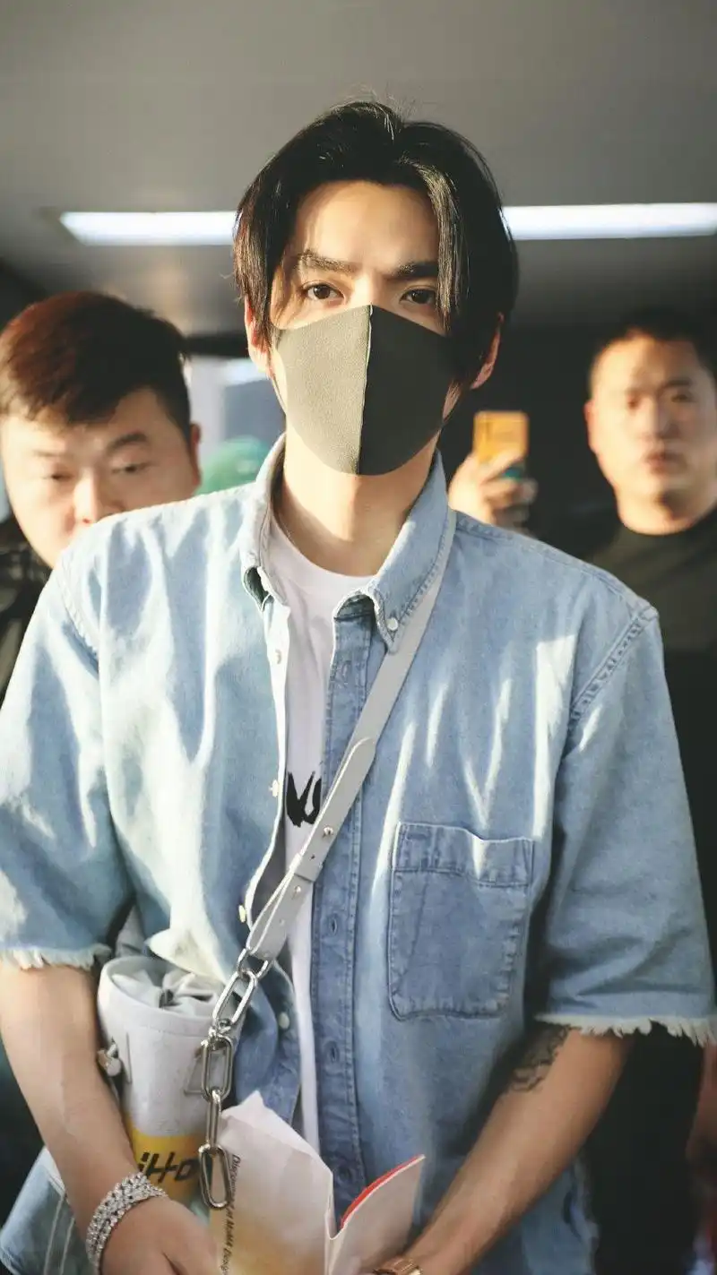 2019年5月24日,吴亦凡现身北京机场,当天他身穿牛仔外套内搭白t,下身