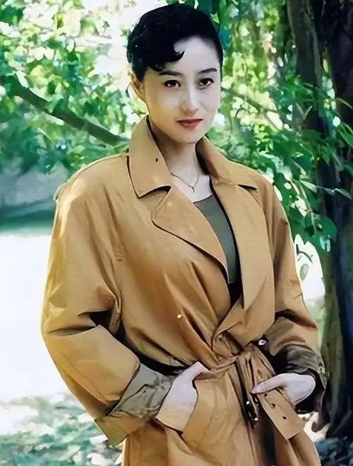 利智:被李连杰宠爱34年,外人认为是掉进蜜罐,甜蜜背后尽是眼泪