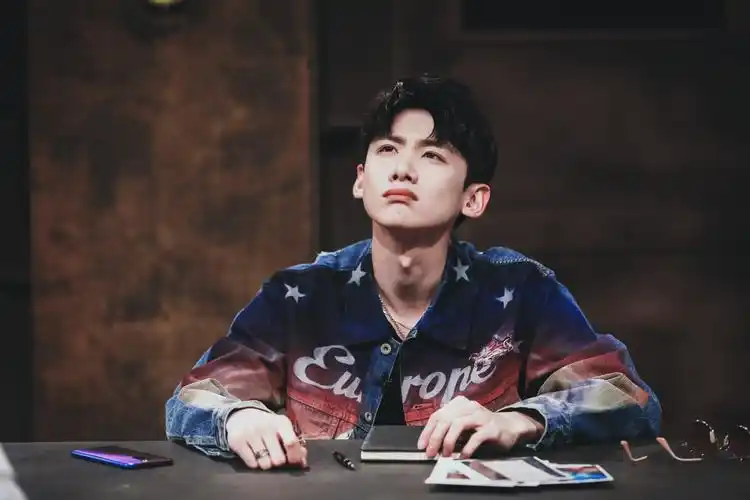 白敬亭 cr:中四叽 - 堆糖,美图壁纸兴趣社区