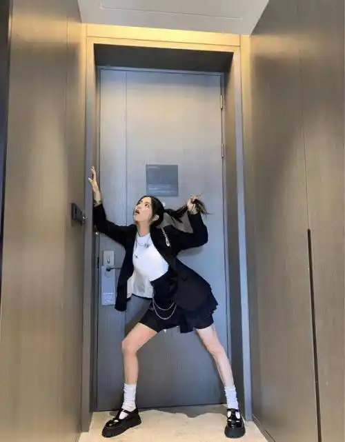 杨超越综艺感太强,帮邓伦换鱼直接拔头发,锦鲤到底有多耿直?