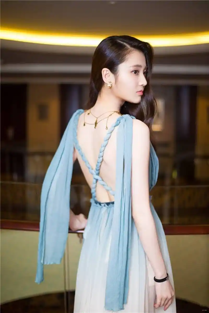 如今的张静雯离开了张艺谋,似乎已经沦为了三线女明星,但是这并没有