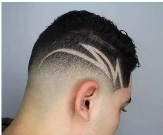 他选择的是把侧边的头发设计成了闪电发型,头顶上面的头发稍长,这样的