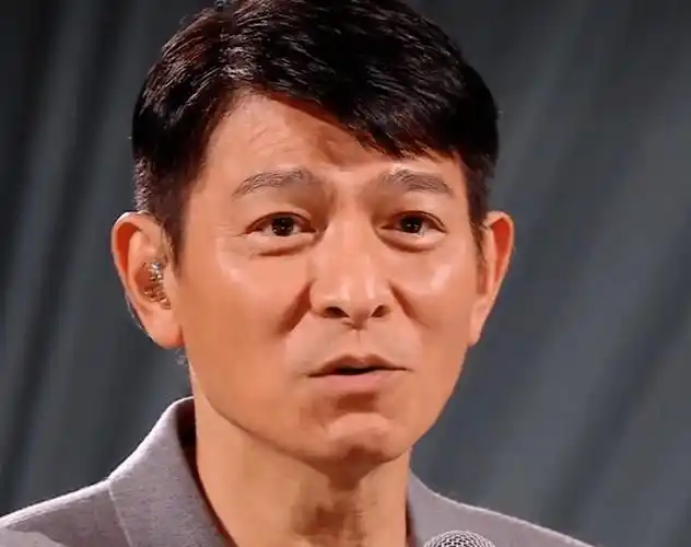 60岁刘德华演唱会难掩老态,嗓子沙哑险失声,结尾演唱直接含泪_互动