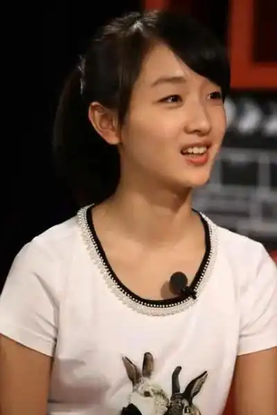 周冬雨刚出道照片最近火了!外形清纯简单,难怪一直不恋爱!