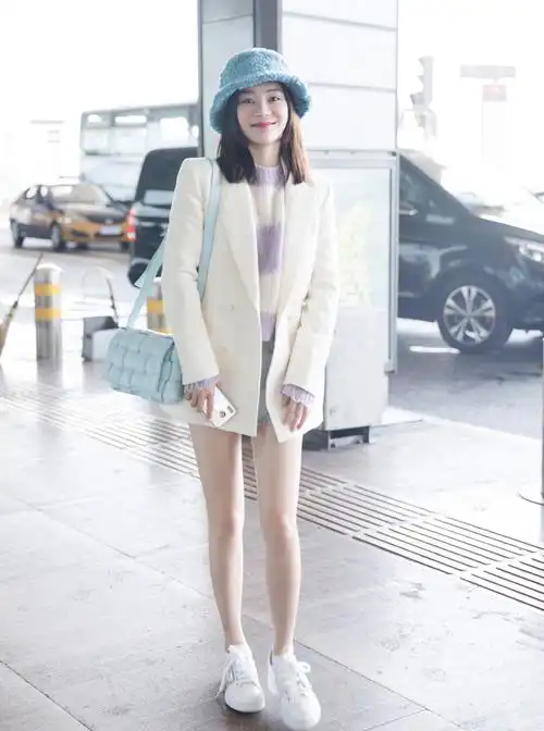 秋天露腿才好看,袁姗姗用西装打造下衣失踪,这颜值简直a爆了