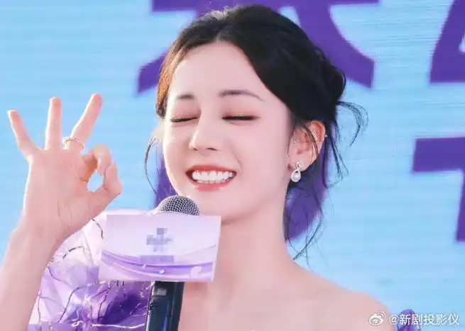 知道迪丽热巴在笑什么了##粉丝给迪丽热巴做土味应援海报