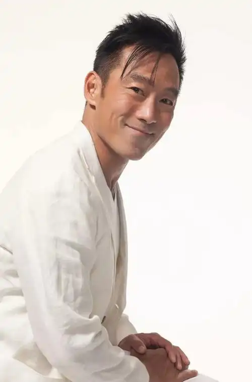 "香港巨星""荧屏硬汉"郑浩南"空降义乌欧莱美2019风格之夜