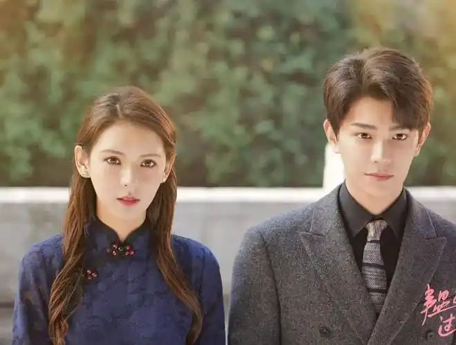 张予曦穿吊带跟丁禹兮拍情侣杂志,现场氛围过于暧昧,男生太真实