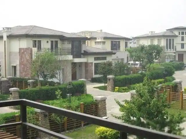 据说赵文卓,王凯,那英等不少明星也住在这处别墅区.