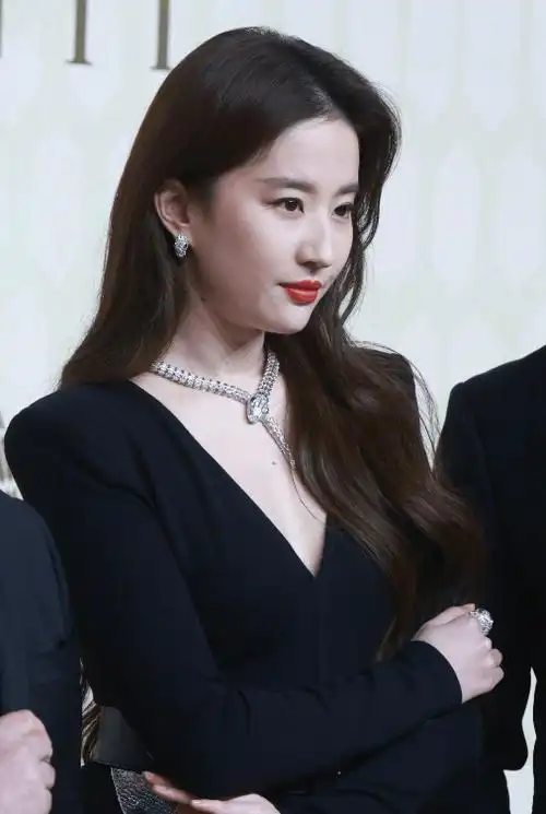 宝格丽盛典女星珠宝:张嘉倪58万,佟丽娅115万,刘亦菲难以估量-第3张