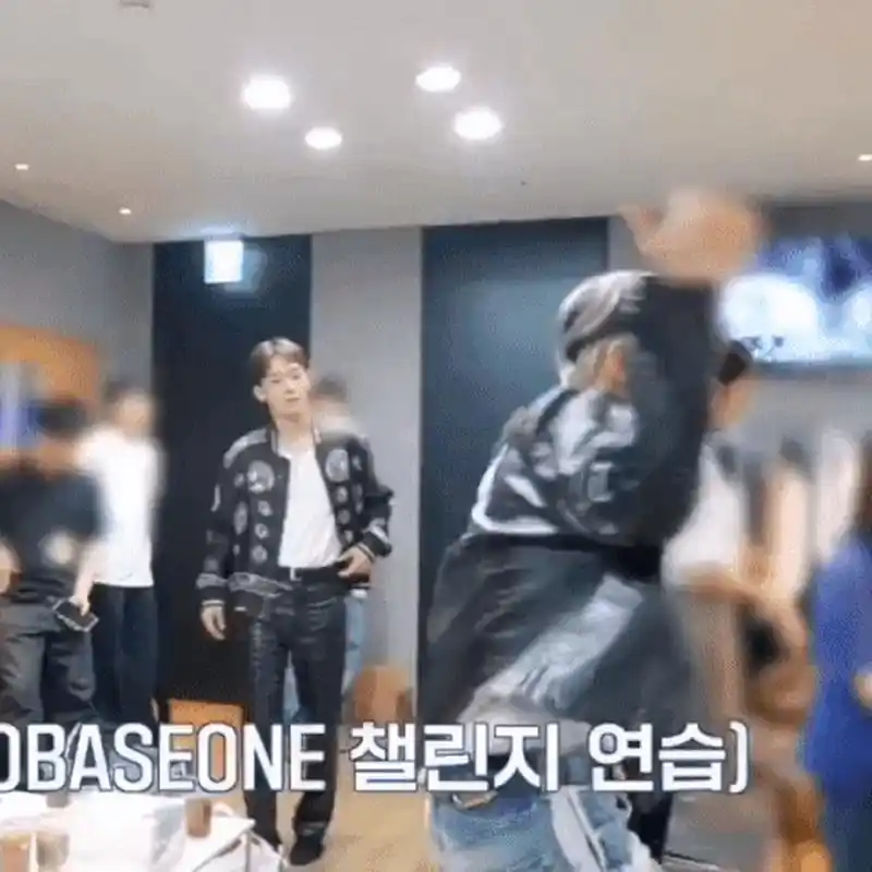 网传exo都暻秀室内吸烟#  67近日,exo成员都暻秀被拍到疑似吸烟的