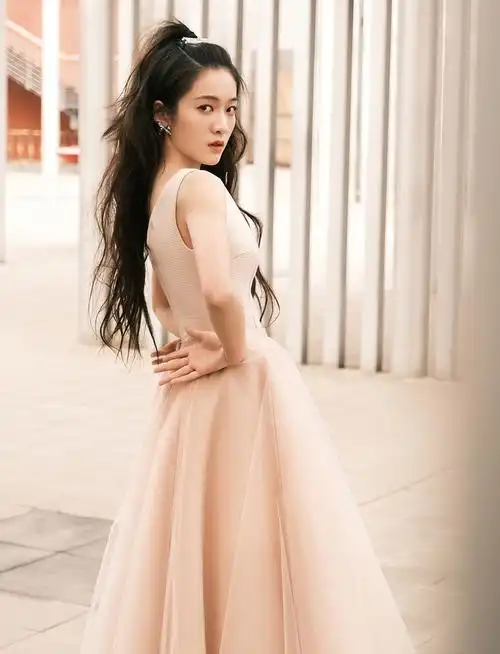 2021五一国际劳动节特别节目中,张雪迎以典雅飘逸的半高马尾