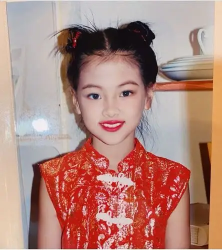 跟小时候的这张照片还有那么一些相似.