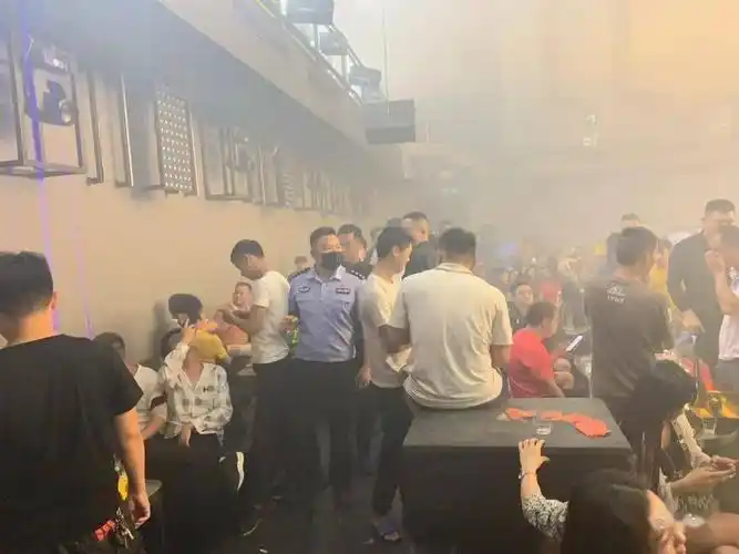 深夜梧州某酒吧内发生打架斗殴案竟因为一个小碰撞引起