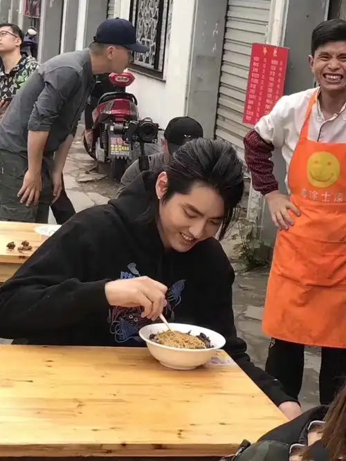 吴亦凡凌晨现身面馆学做大碗宽面白天请全场顾客吃面
