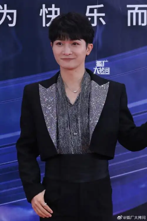 周深银色闪片西装##tmea红毯##tmea音乐盛典节目单