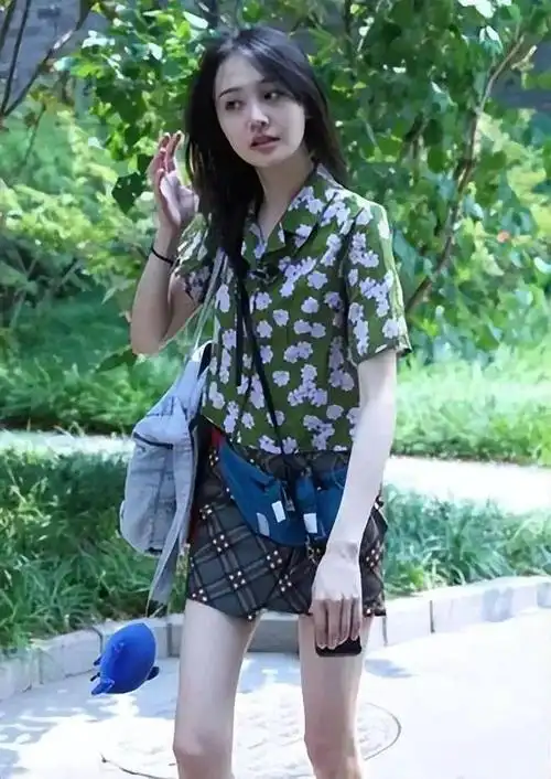 郑爽被封杀3年逃美国躲债近亿头发稀疏身材瘦小像老太太