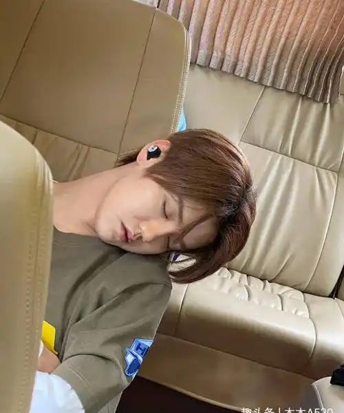 邓超偷拍嘉宾睡觉,鹿晗撞脸尹正不算啥,一不小心认错"蔡徐坤"_照片