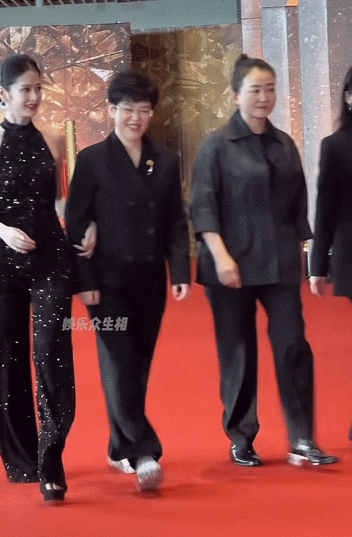 光看这个身高站位就很突兀,颖儿和林允身高差不多离得也很近,而董洁