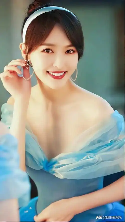 唐嫣,笑容甜美,气质优雅